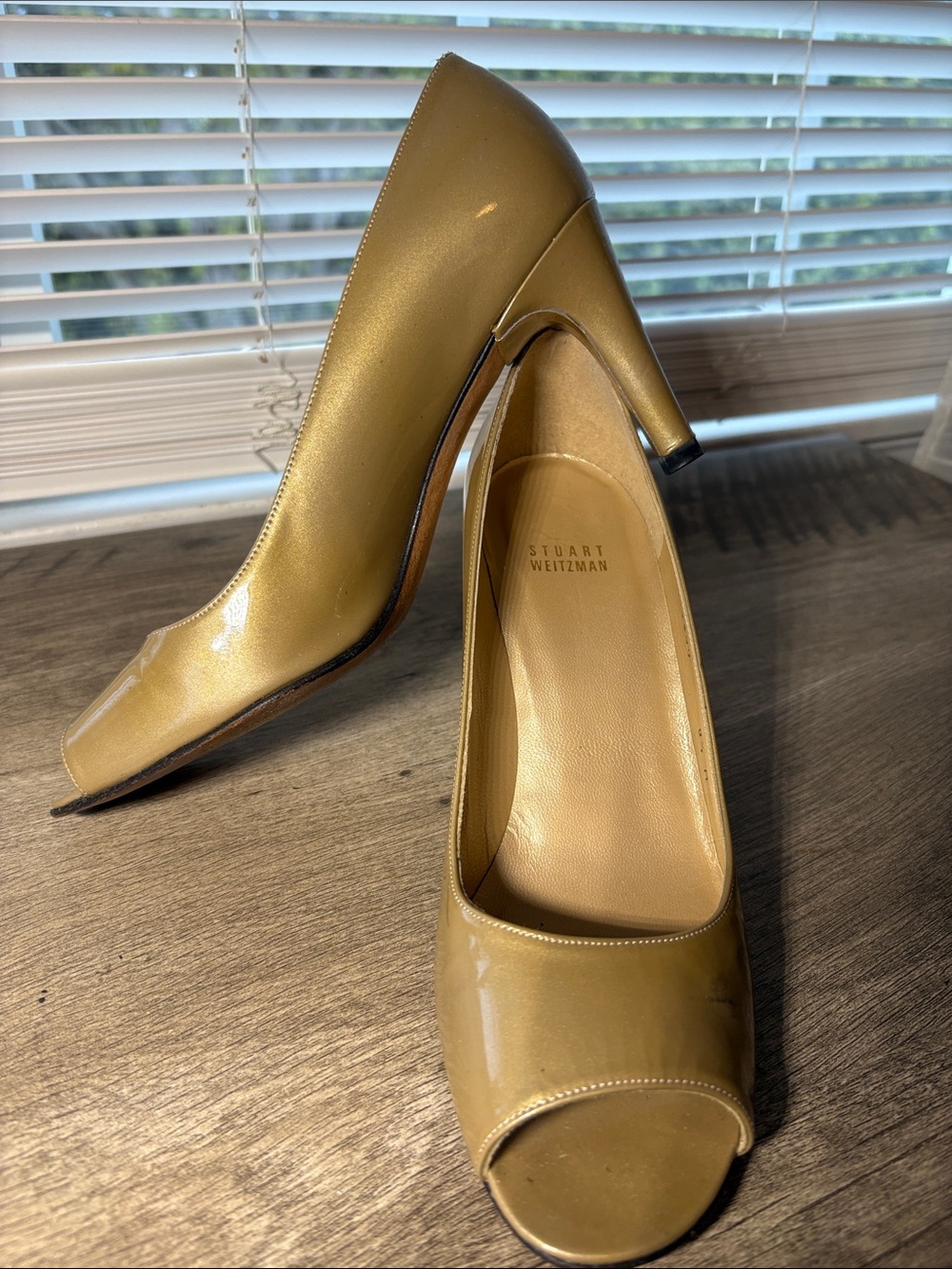 Stuart Weitzman Olive/gold tone Patent Leather Peep-Toe Heels. WM’s sz 8.5M
